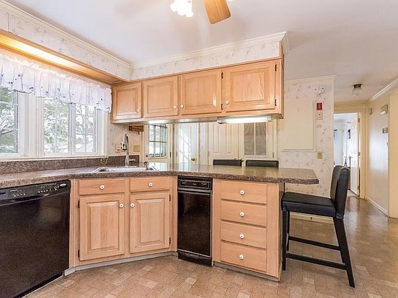 3rd image of 30 Trailwood Dr