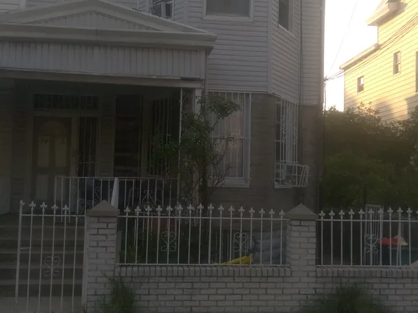 3026 14th St, Astoria, NY 11102