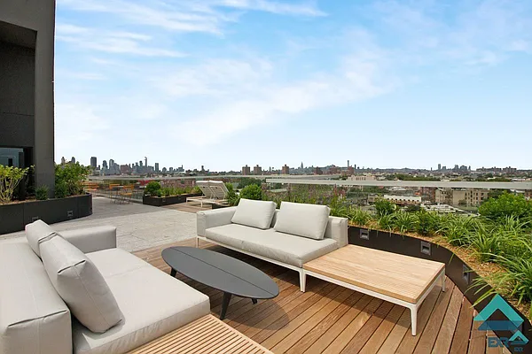 Rented by EXR | media 9