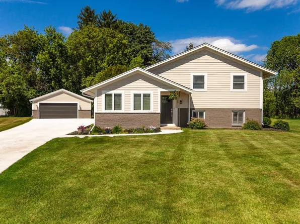 N20W28282 Oakton ROAD, Pewaukee, WI 53072