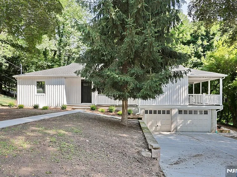 105 Hollywood Ave — Photo 2