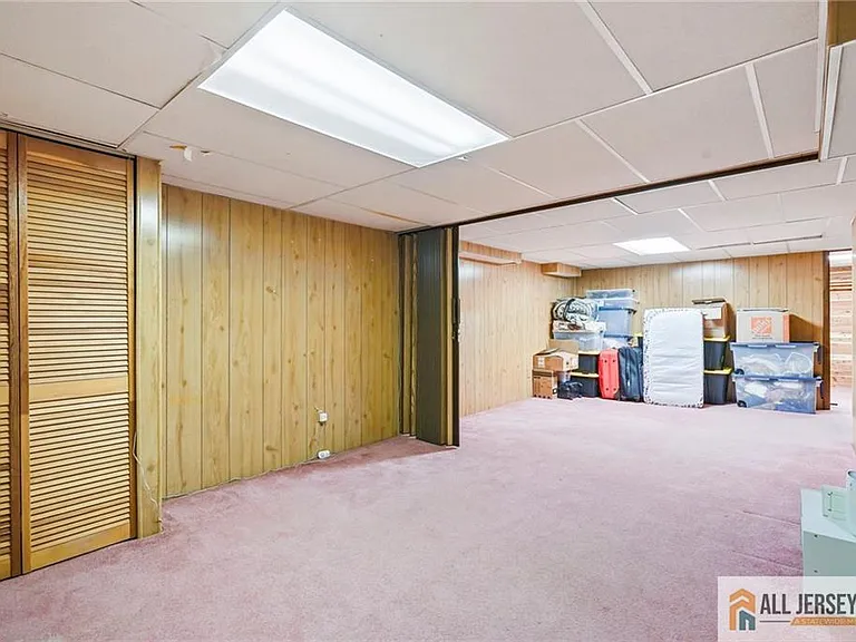 16 Phyllis Pl — Photo 32