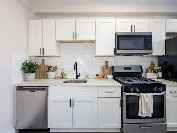 3rd image of 5616 Pershing Ave APT 53