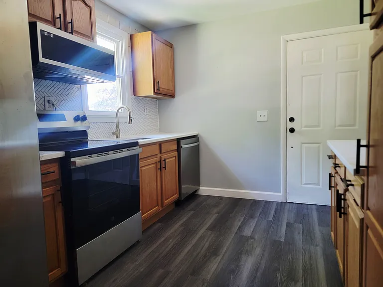 452 Graythorn Rd — Photo 3