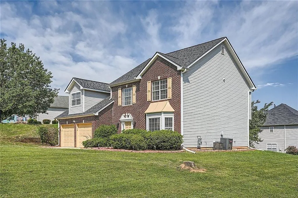 4 bed, 3.5 bath, 2451 sqft, $2,650 — Photo 2