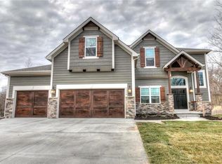 5969 N Oak Creek Ct, Parkville, MO 64152