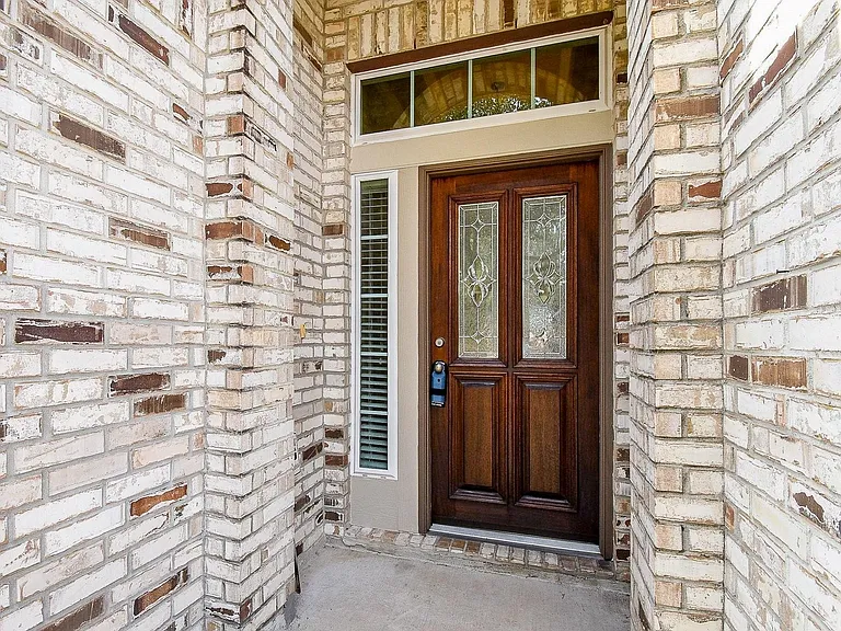 4215 Mill Oaks Dr — Photo 3