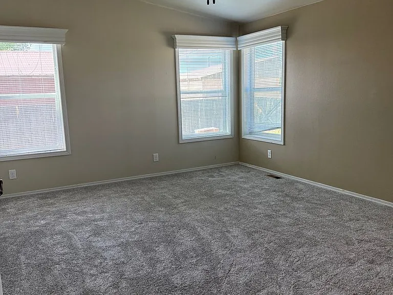 125 E Menefee St — Photo 22