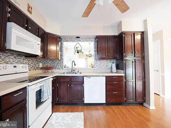 3rd image of 906 Grosvenor Dr Unit U1