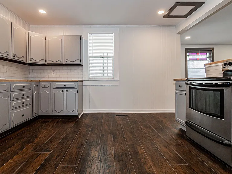 214 W Walnut St — Photo 10