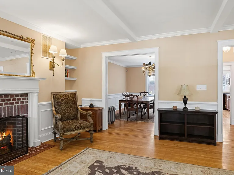 214 E University Pkwy — Photo 10