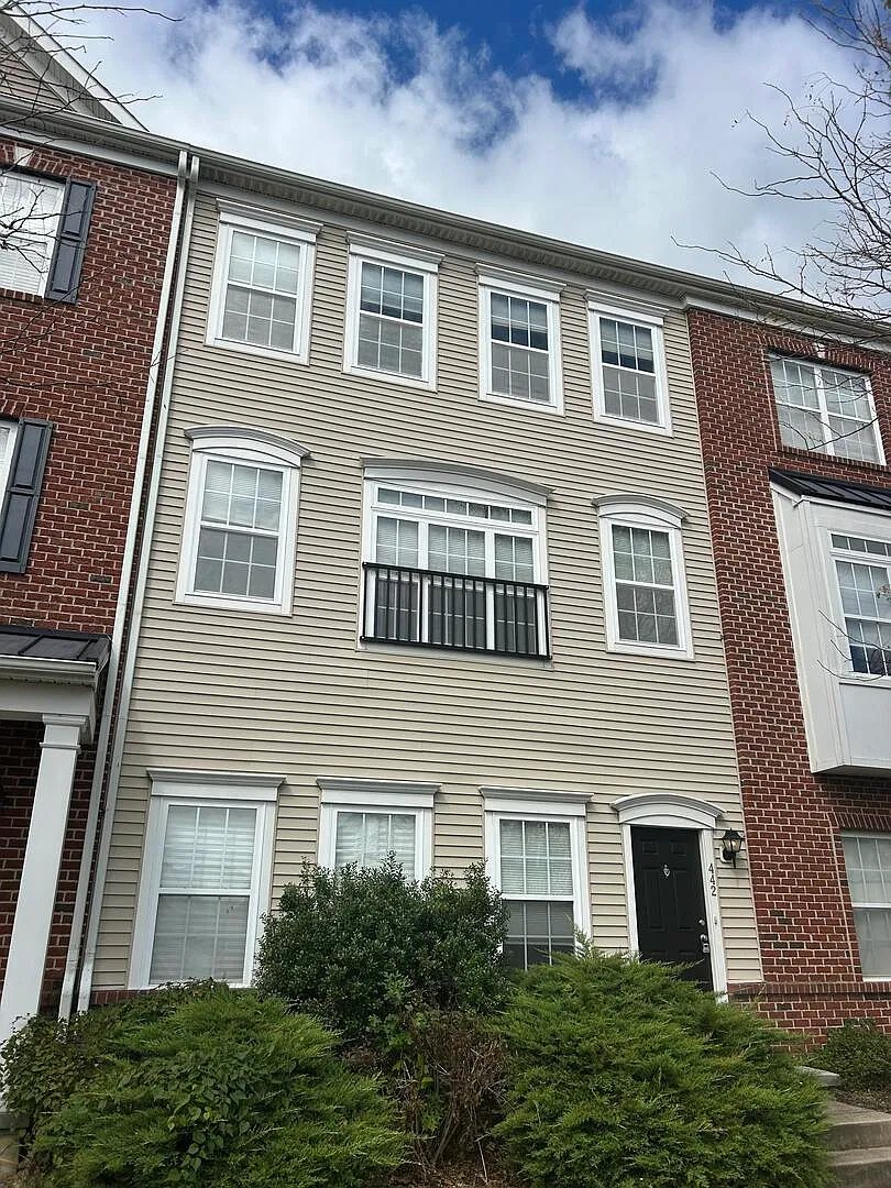 3 bed, 2.5 bath, 2400 sqft, $2,550 — Photo 1