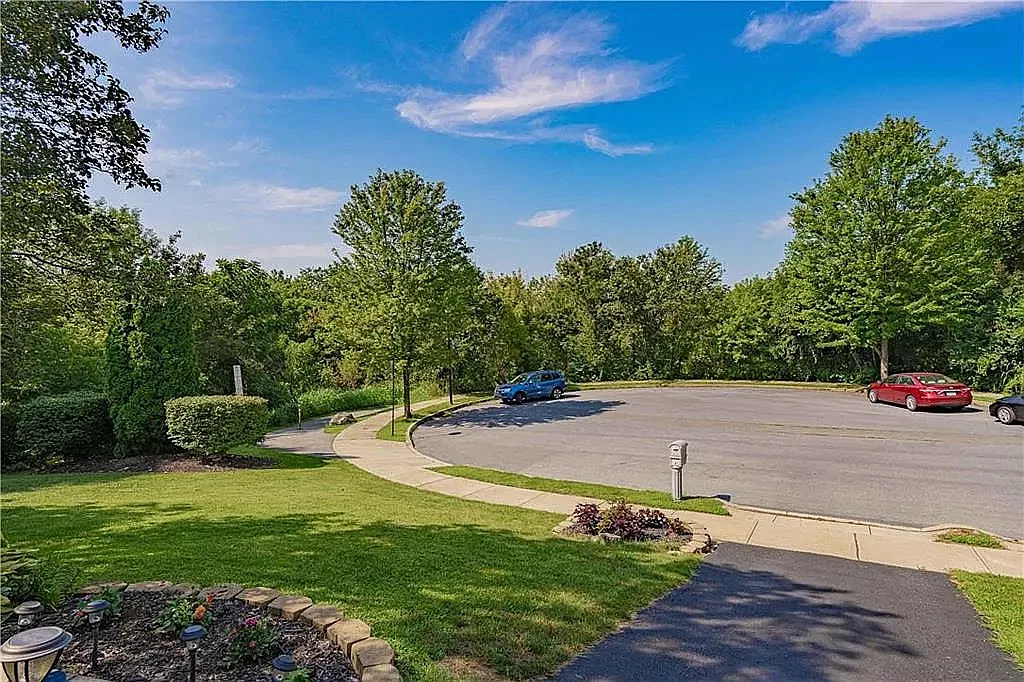3 bed, 2200 sqft, $2,950 — Photo 4