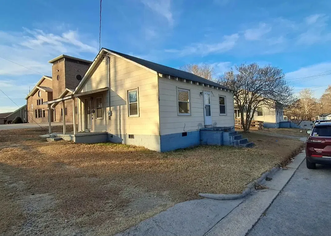 2 bed, 784 sqft, $900 — Photo 1