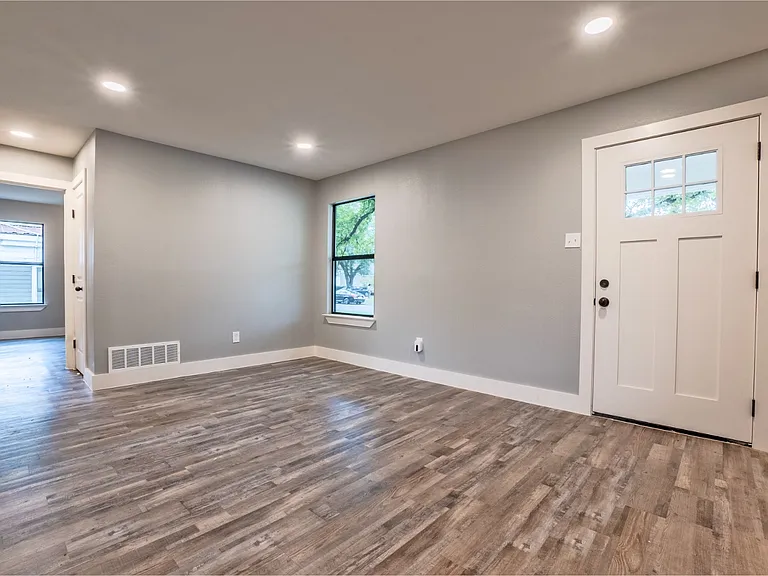 2423 Fenwick Dr — Photo 16