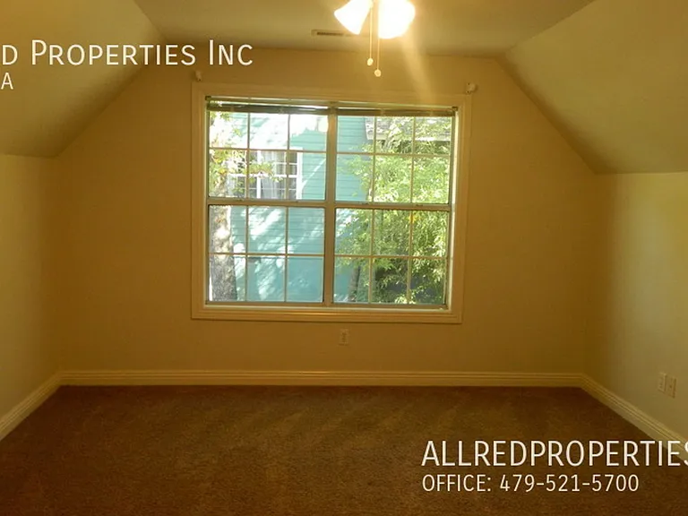 1823 W Berry St — Photo 5