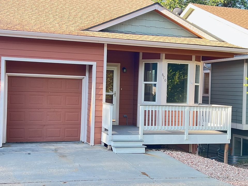 670 6th St--the WEST Unit, which is currently for rent. There is a small front yard that is all decorative gravel, with no watered area.