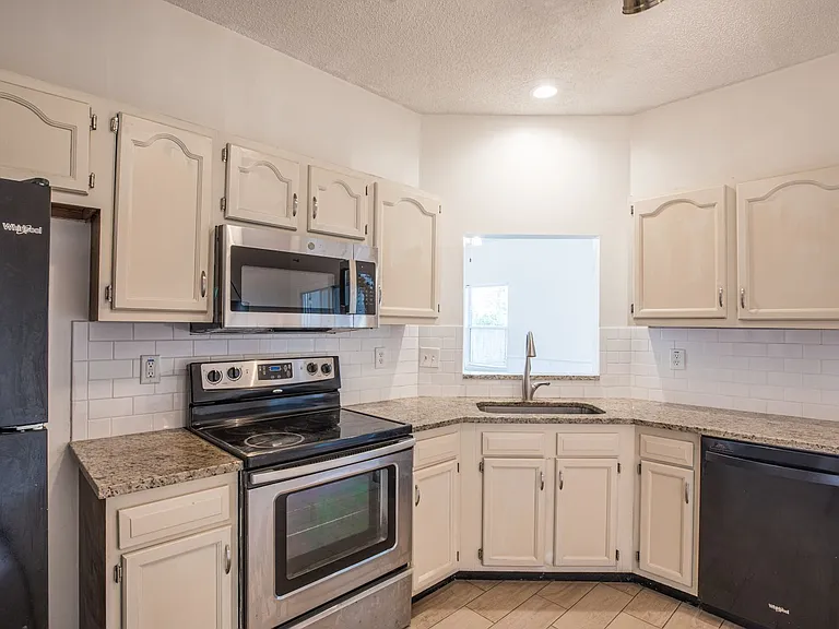 563 Selva Lakes Cir — Photo 11