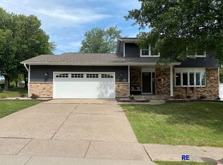 2706 E 39th St, Davenport, IA 52807