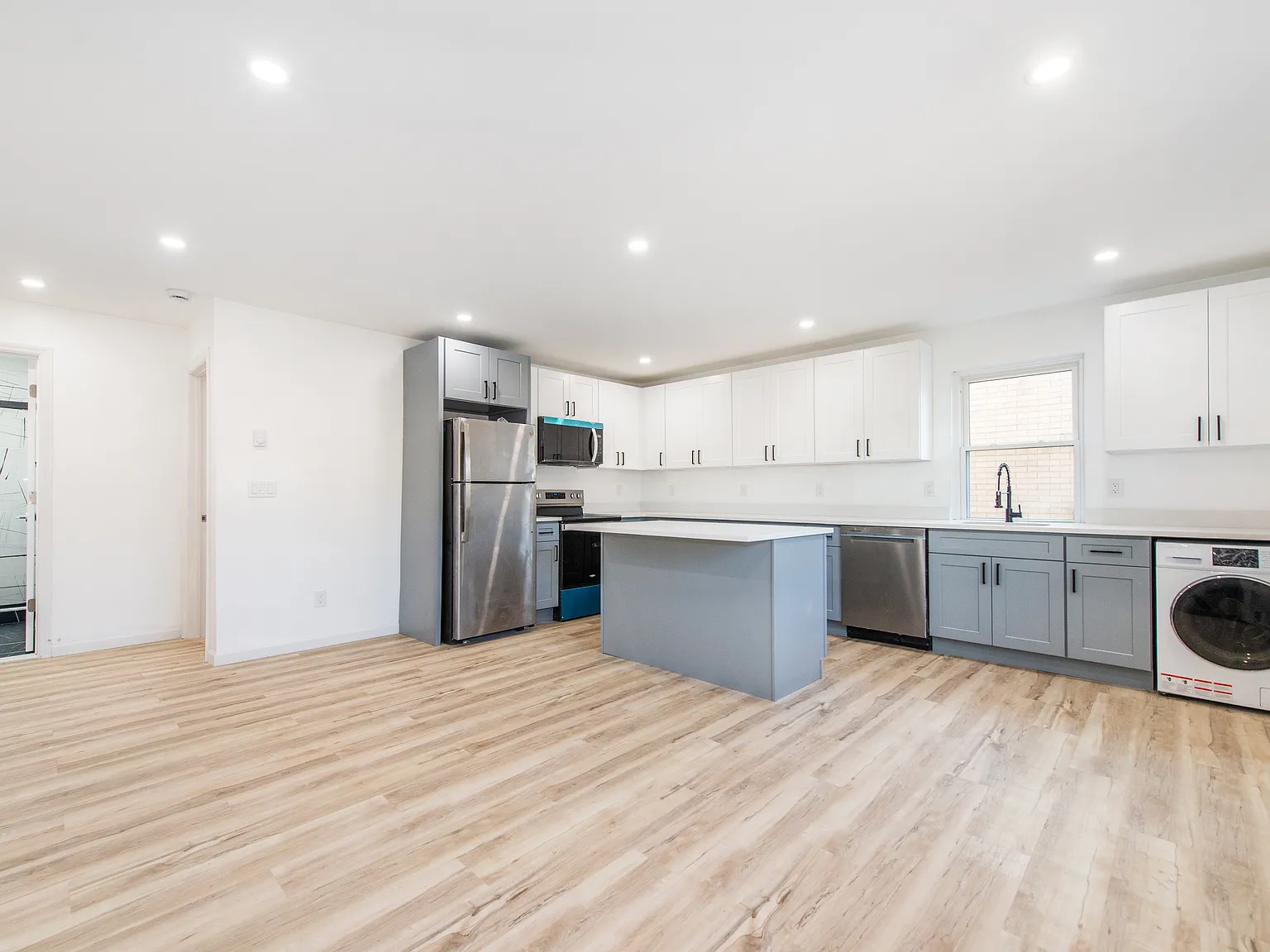 1 bed, $2,000 — Photo 1