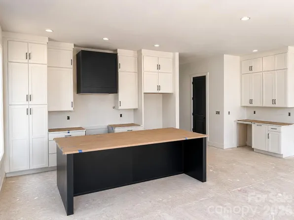 3922 Sarah Dr, Charlotte, NC 28217