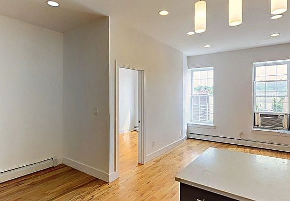 5th image of 1057 Jefferson Ave APT 3