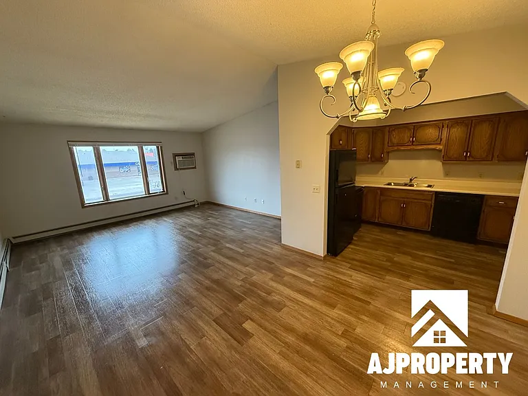 609 N Teton Dr — Photo 2
