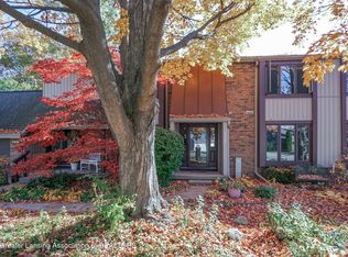 1233 Chartwell Carriage Way N, East Lansing, MI 48823