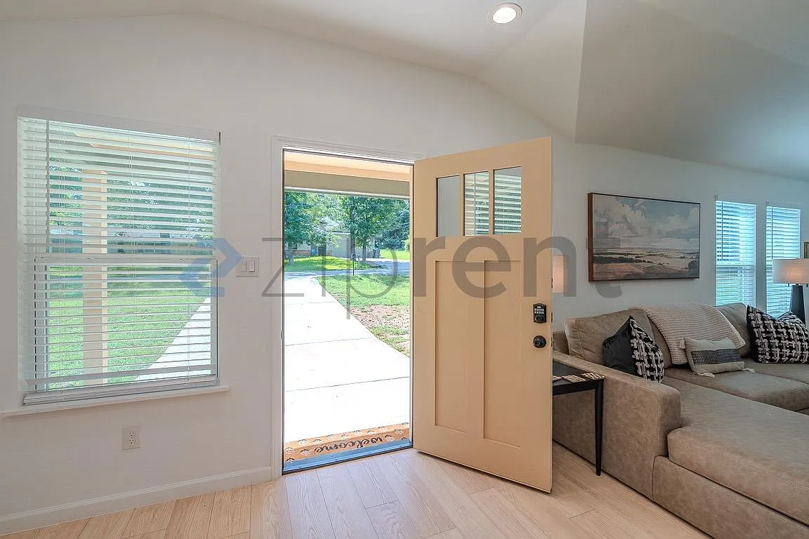 4 bed, 2.5 bath, 1700 sqft, $1,800 — Photo 4