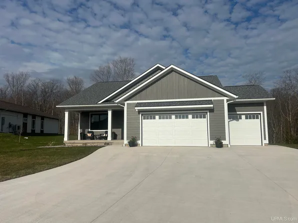 1914 Langford Dr, Marquette, MI 49855