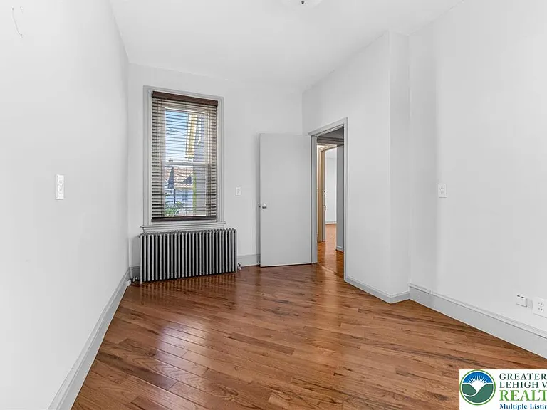 401 W Broad St — Photo 26