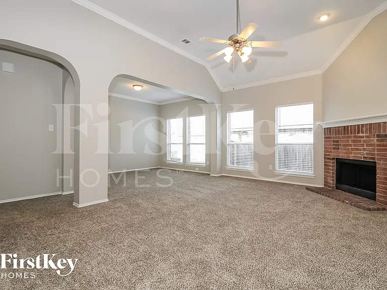 2925 Oakshire St — Photo 5