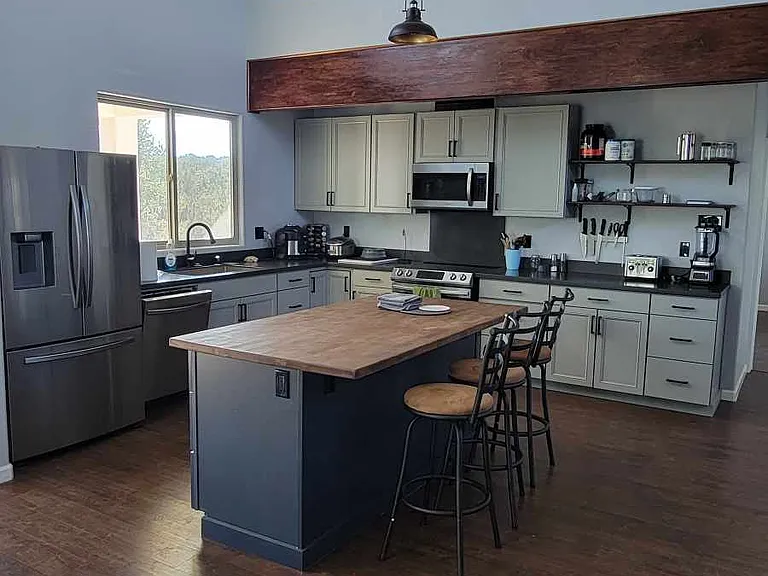 5 Thomas Rd — Photo 3