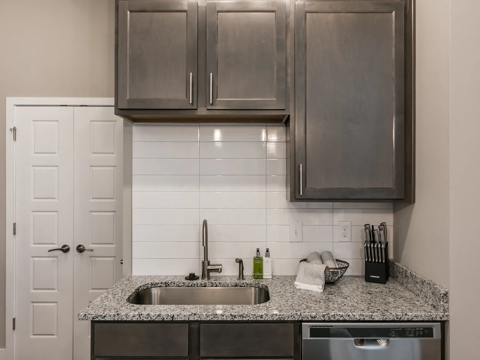 Vintage Foxland Apartments — Photo 4