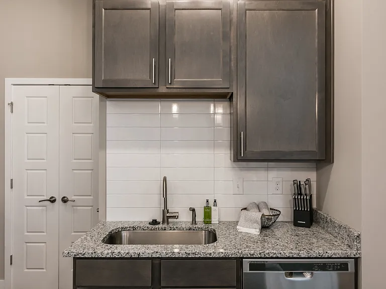 Vintage Foxland Apartments — Photo 4
