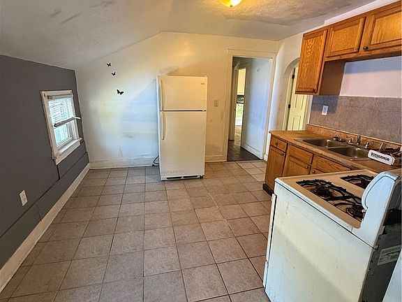 4th image of 14113 Maple Ave