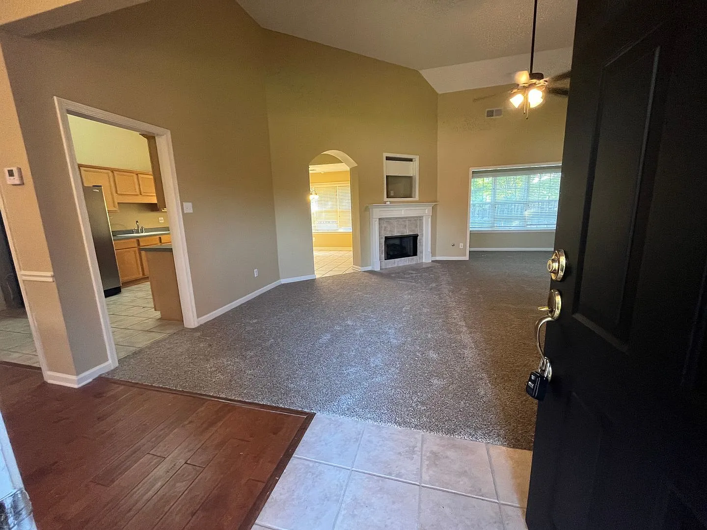 Fenced in back yard! Split bedroom floor plan! Pets are owner's approval, fees do apply. — Photo 4