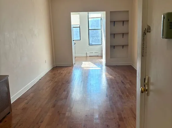 504 Seneca Avenue image 4 of 7