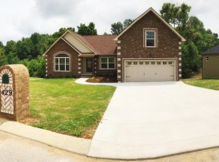 429 Robins Trl, Westmoreland, TN 37186