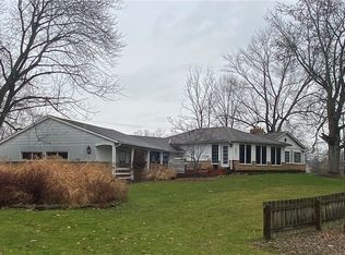 7640 W Lake Dr, Walton Hills, OH 44146