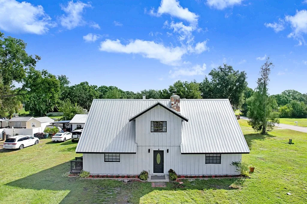 4 bed, 1952 sqft, $2,190 — Photo 1