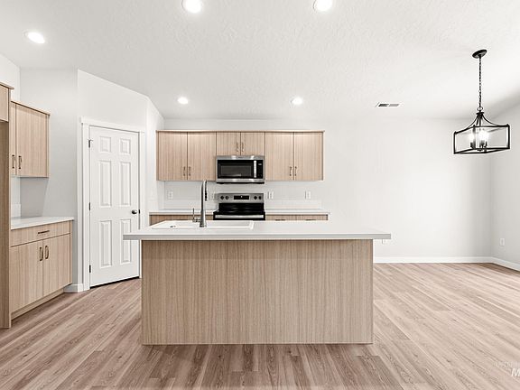 3rd image of 13736 Inman Ct