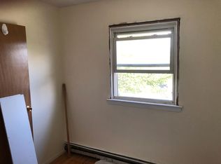 9 Ivy St #B, Farmingdale, NY 11735