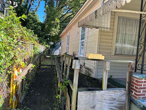 2nd image of 890 N Claybrook St