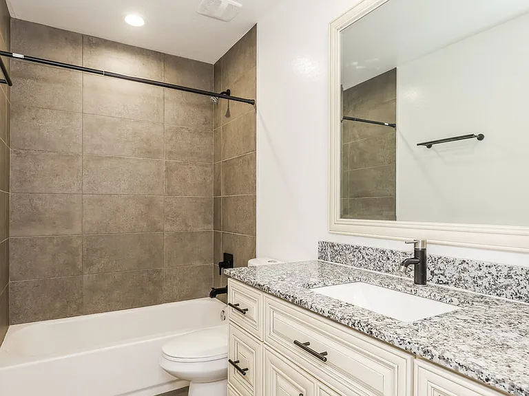 2321 W Mobile Ln — Photo 15