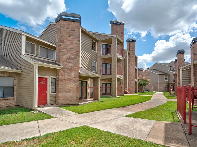 San Marino Apartments — Photo 10