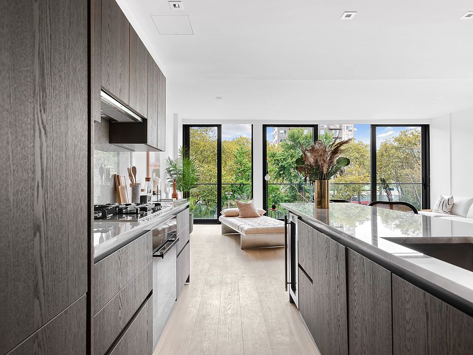 1st image of 165 Chrystie St #8