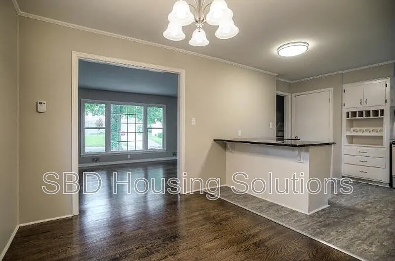 4 bed, 1.5 bath, 1449 sqft, $1,899 — Photo 4