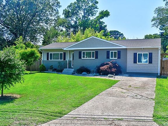 Nice long driveway and new fence.