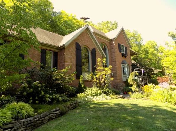 5135 Oakhill Dr, Lewiston, NY 14092